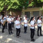 La banda di Monteroni si esibisce in una sfilata all'aperto in Piazza della Resistenza